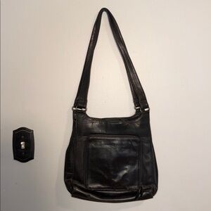 Fossil ladies black shoulder bag. Style 75082.